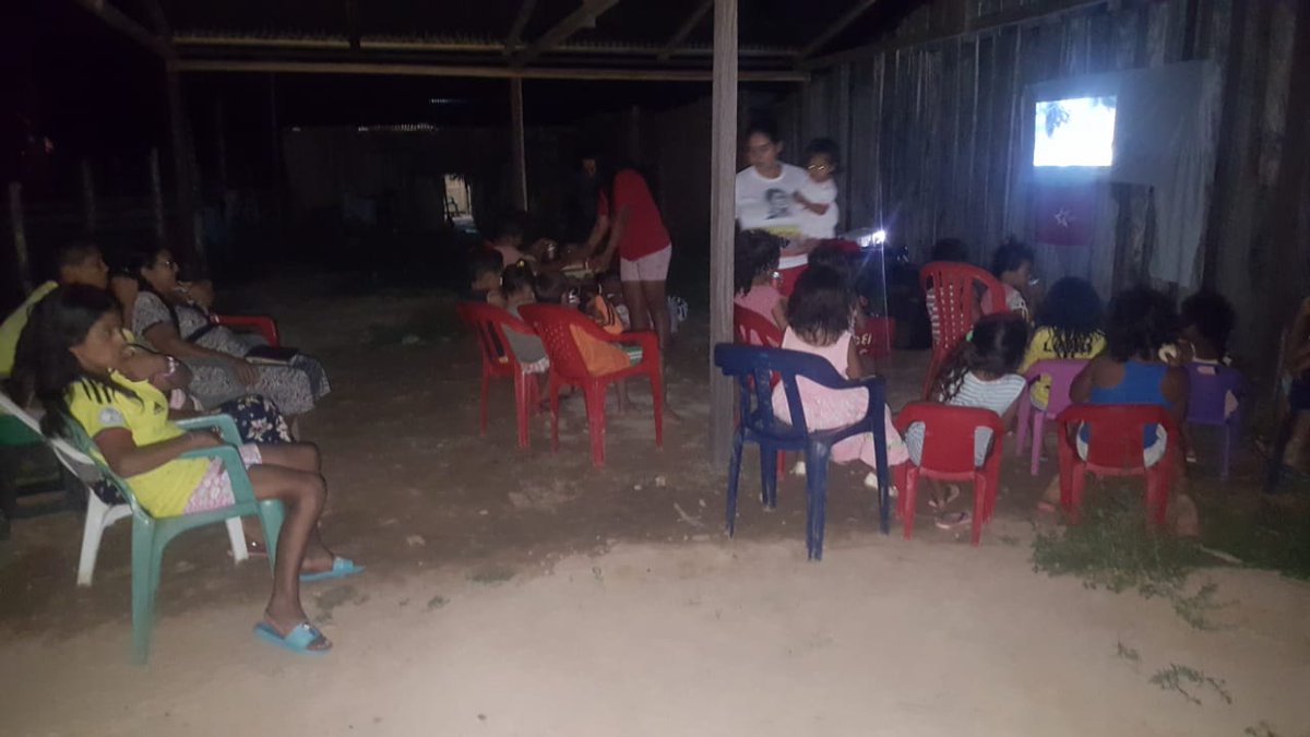 CristianHurtdo's tweet photo. En una vereda de San Pablo, Sur de Bolívar.
Jóvenes Rebeldes,con las uñas, montan un cineclub. Hoy fue su primera función en la Colombia profunda. 
Allá llegamos a proponer juntar alegrías, rebeldías y soñar una Colombia Felíz. https://t.co/uj8UcihDy8