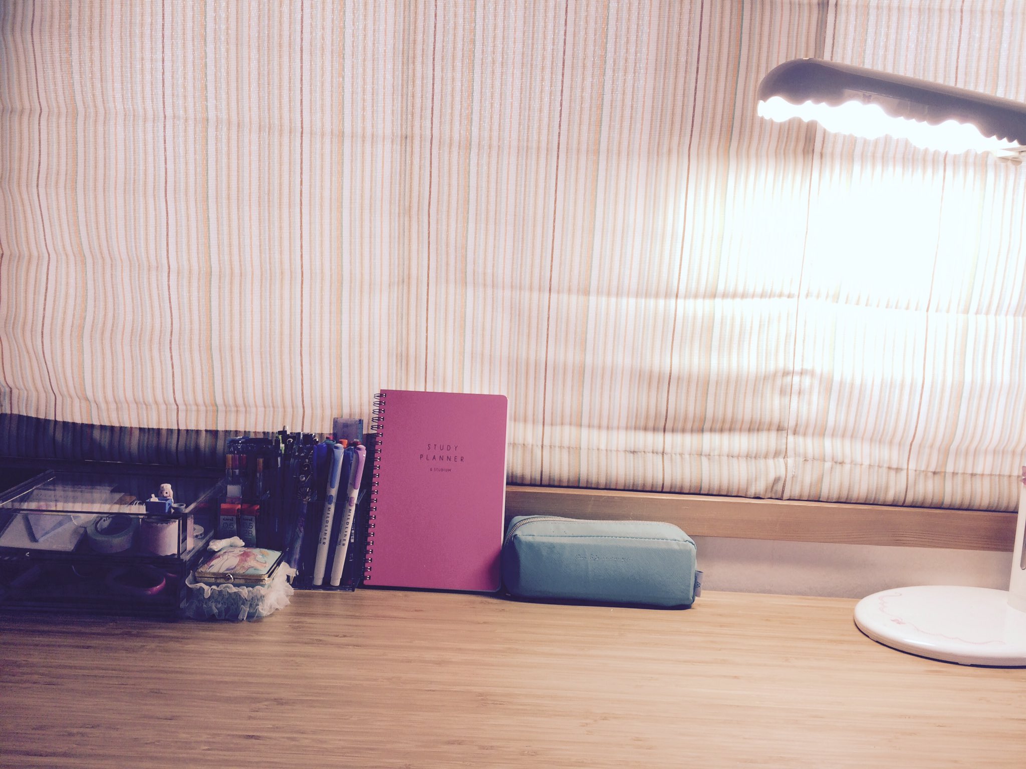 Ito 勉強垢 ついでに私の机の上もご紹介したいと思います 引き出し ペン立ては無印良品で購入しました アリエルの小物入れの中にはクリップが入っています 机の上が綺麗だと集中できてオススメですよ 受験生