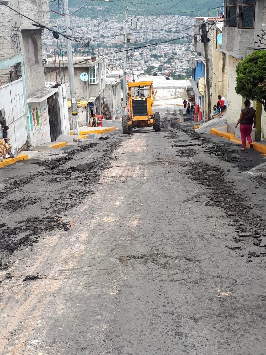 TuAlcaldiaGAM's tweet photo. Estamos trabajando por una alcaldía #SinBaches, nos encontramos en la calle Benito Quezada de la Colonia 6 de Junio para iniciar las labores de reencarpetado. 🚜 https://t.co/NaBGl7mgDp