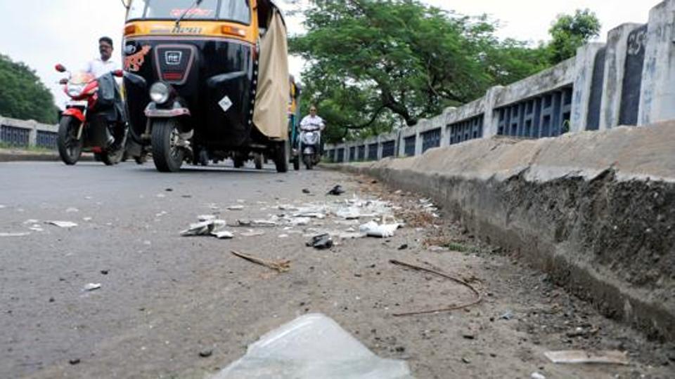 delhiinformer's tweet photo. Iron rods pierce car near Delhi-Noida border – Hindustan Times https://t.co/VMjaNGNQuj https://t.co/k7CrhGPGau
