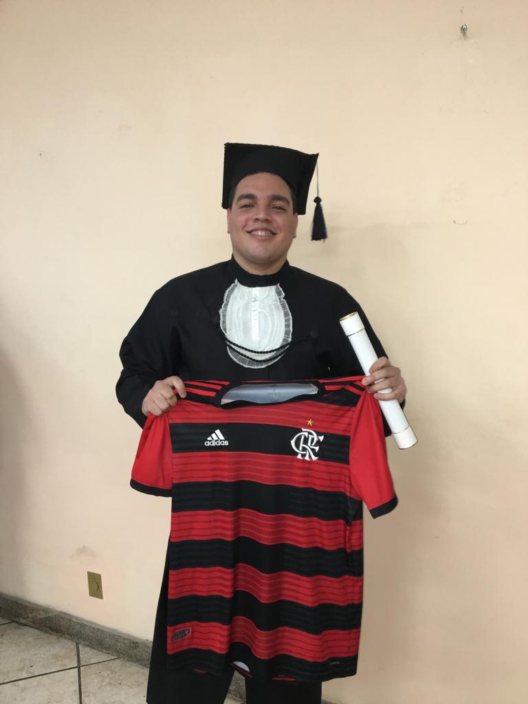 crfleo6's tweet photo. Nem na formatura eu deixo de estar com vc🎓
Te amo @Flamengo!🔴⚫
#Formando2019 #Flamengo #ADM https://t.co/KWSbSA3GhO