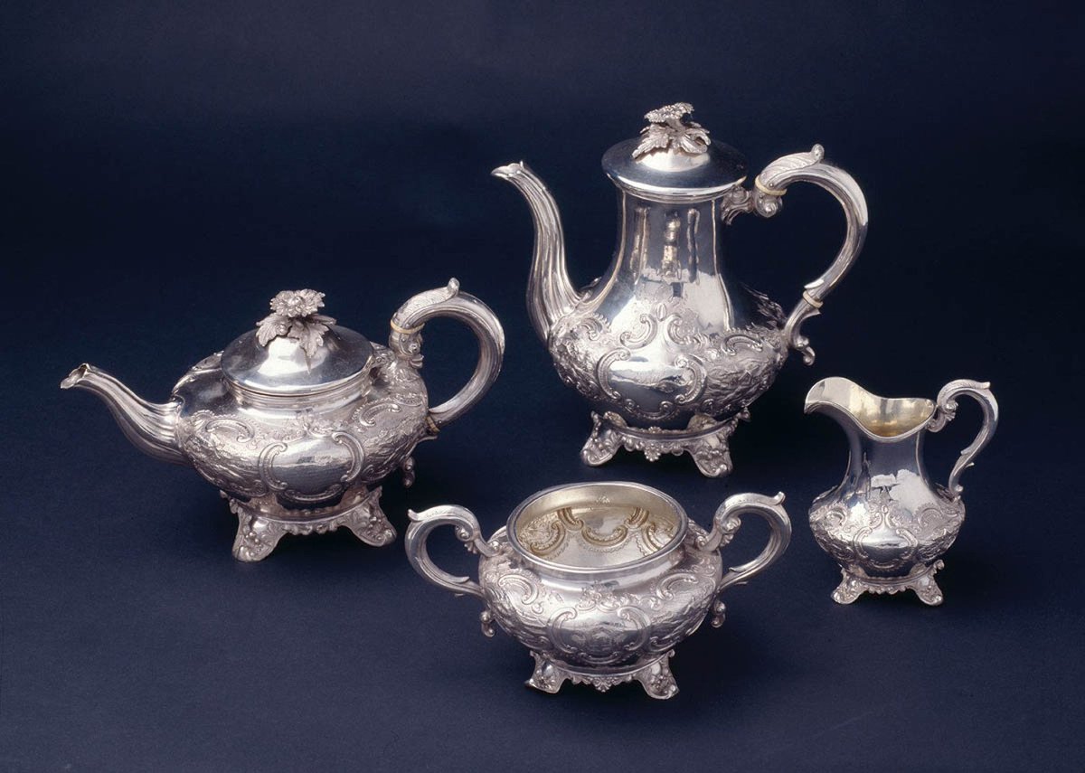 statelibrarynsw's tweet photo. Tea, anyone? This fancy set belonged to Edward Hargraves (1816-1891) who discovered the first payable goldfields in #Bathurst, which led to #Australiaβs first gold rush.
#SomethingSilver on display in our #CollectorsGallery.
More info: https://t.co/Nrc66WZvBv https://t.co/UShci1Ic0W