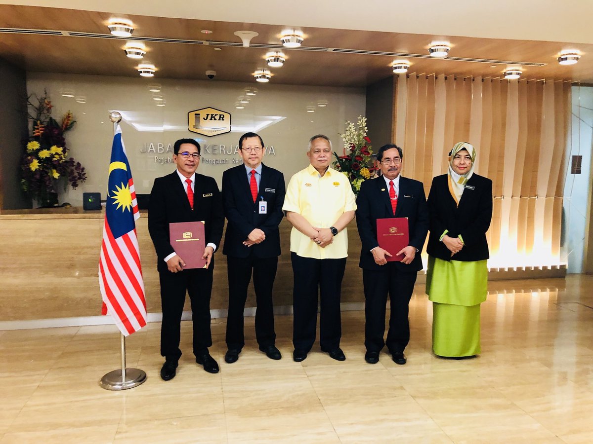 CawJalanJKR's tweet photo. #TeamCawJalan mengucapkan sekalung tahniah kepada YBhg Datuk Ir @RuslanAbdAziz telah diberikan pamangkuan ke Gred Utama B, Pengarah Kanan Caw Jalan 

Selamat datang ke Caw Jalan ❤️

@kpkrjkr
@Zulakmal8
@PengarahPKJJ
@DrLimCharChing1 
@razhiah
@arbaha307
@jemby97
@ShamsuddinSabri https://t.co/0bhsiesk8g