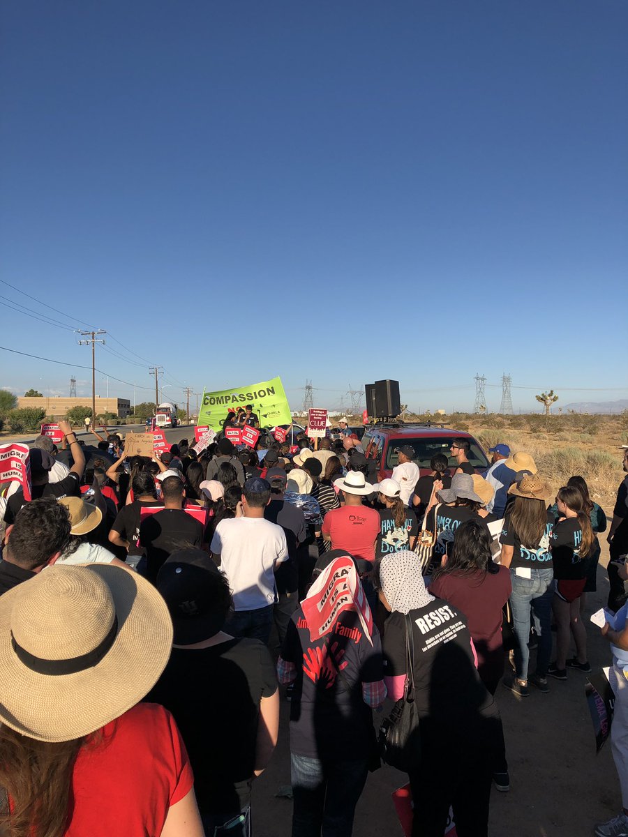 biofilm_former's tweet image. This evening #CompassionNotCages  protest outside of Adelanto Detention Center was stirring.