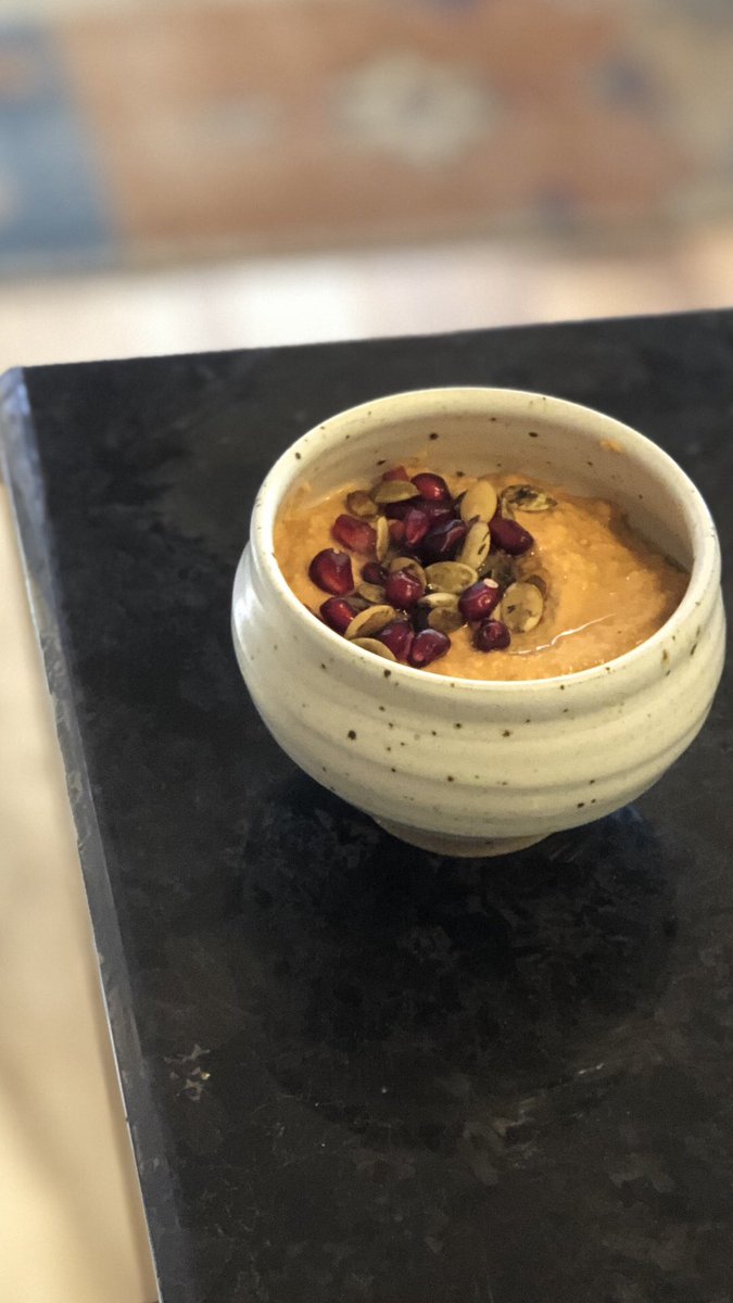 annaescher's tweet photo. Roasted red pepper hummus + pumpkin seeds + pomegranates, made by moi #TheCameraEatsFirst https://t.co/GFNR1YQDfF