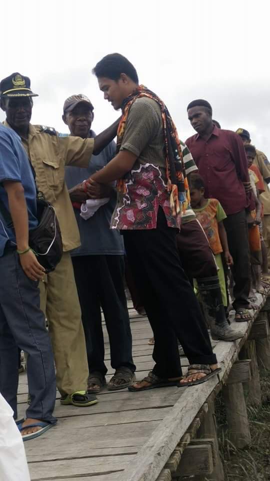 jayapuraupdate's tweet photo. Kemaren saya upload seorang guru yg mengabdi di Pedalaman Mappi..  biasanya di akhir masa tugas mereka.. akan ada pemandangan haru seperti ini.. 

Pic : suasana perpisahan tenaga guru kontrak yg telah selesai masa tugasnya.. di salah satu daerah di kab asmat. https://t.co/0aub2wzwEf