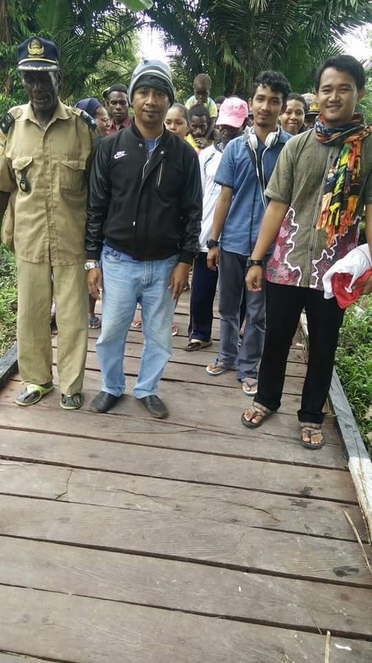 jayapuraupdate's tweet photo. Kemaren saya upload seorang guru yg mengabdi di Pedalaman Mappi..  biasanya di akhir masa tugas mereka.. akan ada pemandangan haru seperti ini.. 

Pic : suasana perpisahan tenaga guru kontrak yg telah selesai masa tugasnya.. di salah satu daerah di kab asmat. https://t.co/0aub2wzwEf
