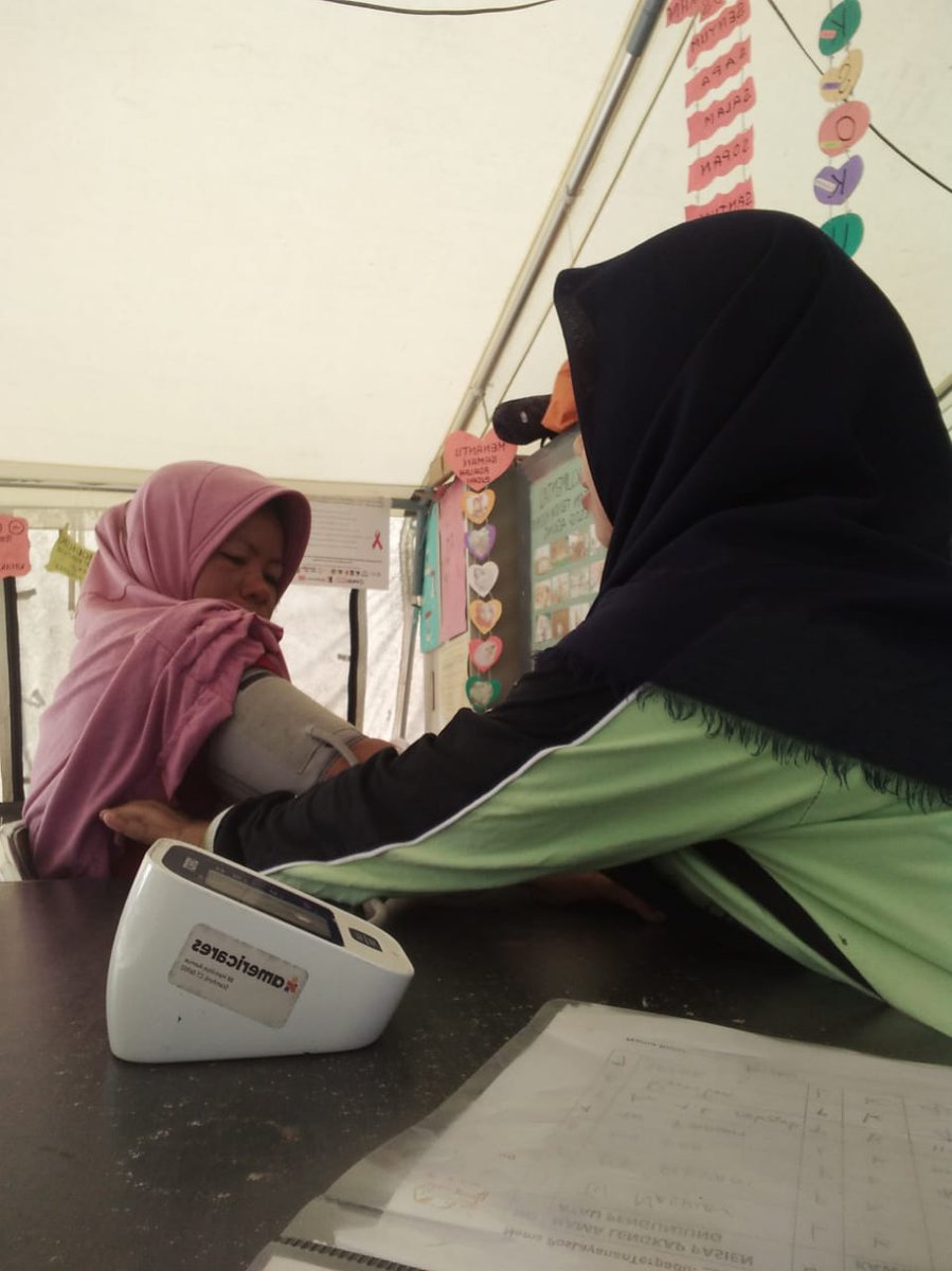 UNFPAIndonesia's tweet photo. #FamilyPlanning info &amp; service by the #TrainedMidwives at the 15 #ReproHealth posts help women decide the suitable type of contraceptive method to space pregnancy. Post disaster central Sulawesi @kemenkes @ppibi @americares @dfat https://t.co/IMiJ9IuxYv