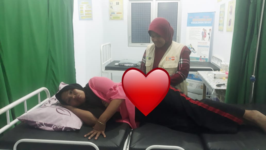UNFPAIndonesia's tweet photo. #FamilyPlanning info &amp; service by the #TrainedMidwives at the 15 #ReproHealth posts help women decide the suitable type of contraceptive method to space pregnancy. Post disaster central Sulawesi @kemenkes @ppibi @americares @dfat https://t.co/IMiJ9IuxYv