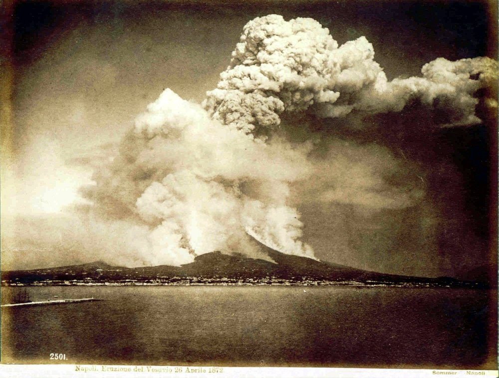 #9agosto
#AccaddeOggi nel 1914 muore il fotografo di origine tedesca #GiorgioSommer uno dei più prolifici fotografi delle bellezze italiane, sia naturalisiche che artistiche

Eruzione del Vesuvio - 26 Aprile 1872