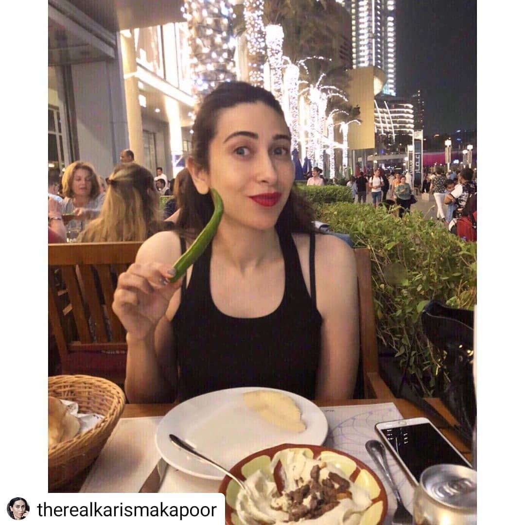mirchi90s's tweet photo. तुझको मिर्ची लगी तो मैं क्या करूँ ?? 🌶😋 
.
#Mirchi90s #MirchiPlay #FridayFeeling #KarismaKapoor #Weekend #Bollywood #FridayThoughts https://t.co/HQzQH0aWhB
