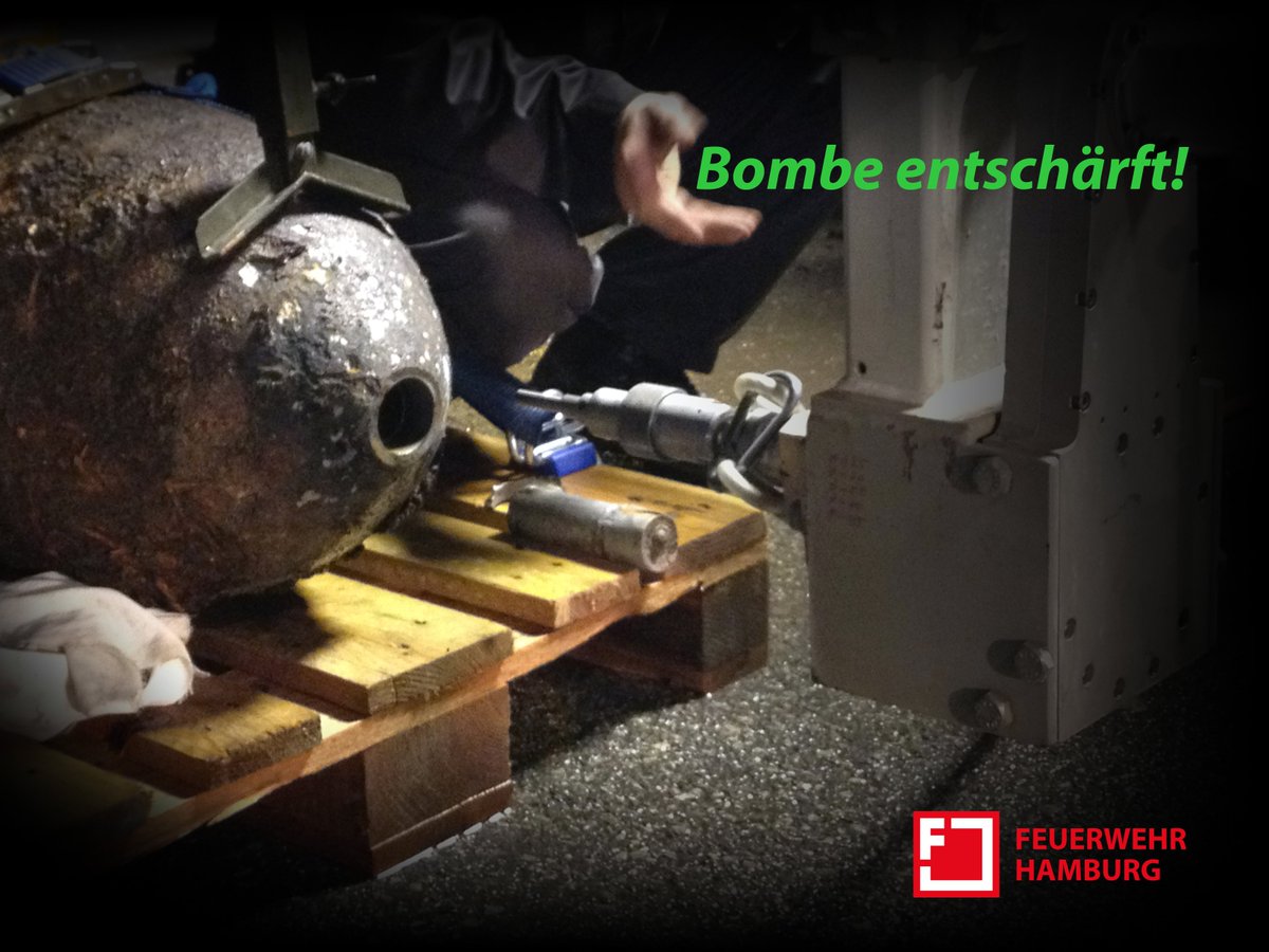 FeuerwehrHH's tweet photo. #Kampfmittelräumdienst der @FeuerwehrHH entschärft 250 lbs schwere amerikanische #Fliegerbombe in #Hamburg #Wilhelmsburg 

Der Bericht ⤵
https://t.co/bp0bfxaTOE
#EinsatzfuerHamburg #HHBombe #KMFE https://t.co/98r7ShdcZw