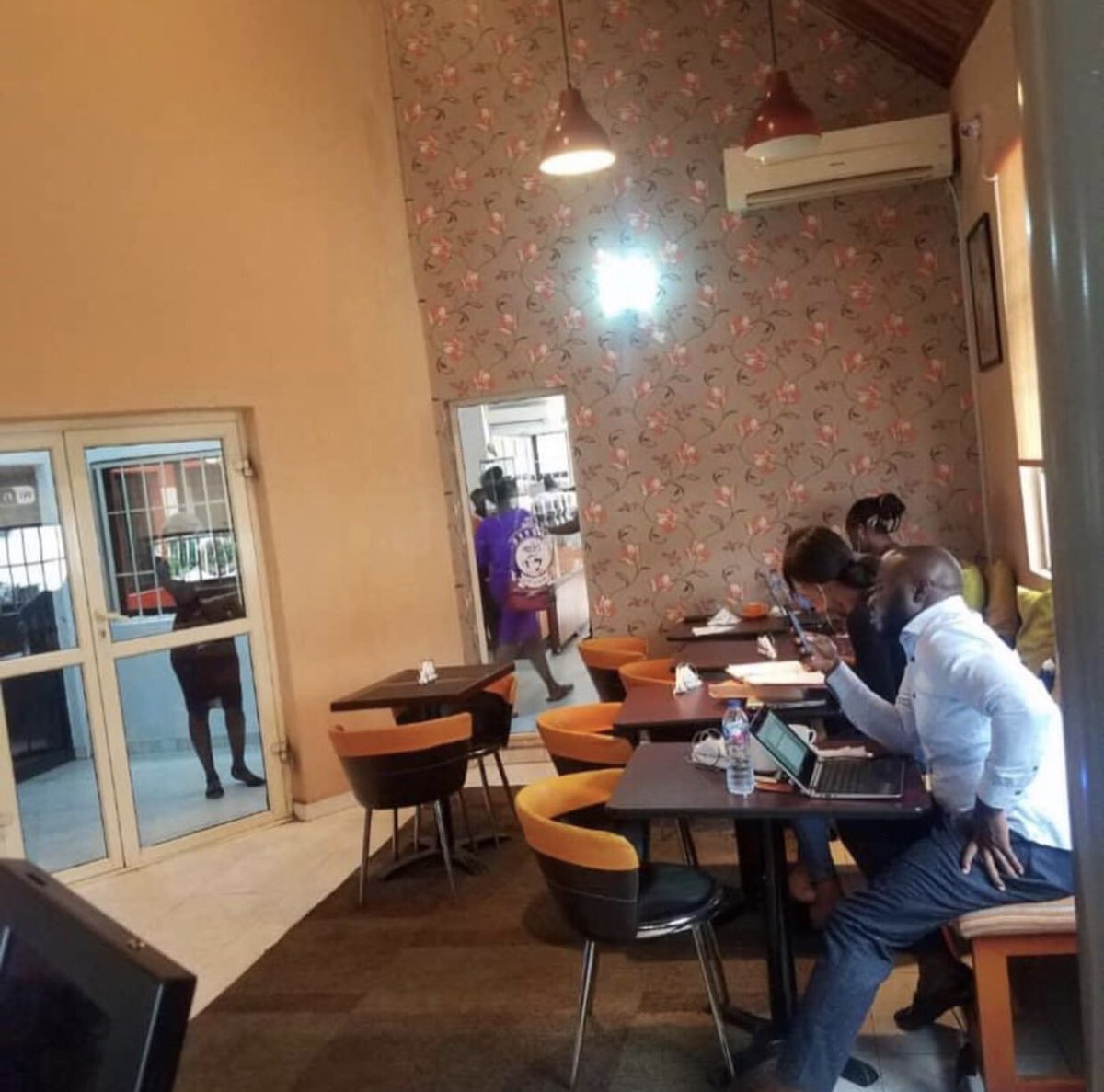 989workspaces's tweet photo. 989 Coworking now open at Nuts About Cakes - Lekki Phase 1 😁 .
Hours: Monday - Saturday 8:00am - 8:00pm and Sunday 12:00noon - 8:00pm with access to high speed Internet connection.—————————————————
Hourly Plan NGN300 
Day Pass NGN1,500
Monthly Plan: 30,000
•
#989coworking https://t.co/gympzuUNB6