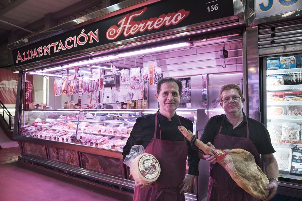 📣 Conociendo los puestos del <a href="/MercadoCebada/">MercadoDeLaCebada</a>… 

🥓🔵 Os presentamos a ALIMENTACIÓN HERRERO, el puesto nº 156-157. Especializados en charcutería selecta y quesos nacionales y de importación.

#MercadodelaCebada #ConoceNuestrosPuestos #Madrid