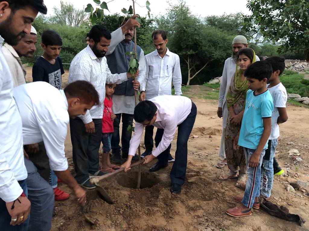 vinitgoenka's tweet photo. Was fortunate to participate in planting of trees in J#aipur yesterday evening.
#greenearth #environment #globalwarming #cleanandgreenair #conservation 
#afforestration #plantation #trees https://t.co/NS3zpKnAWF