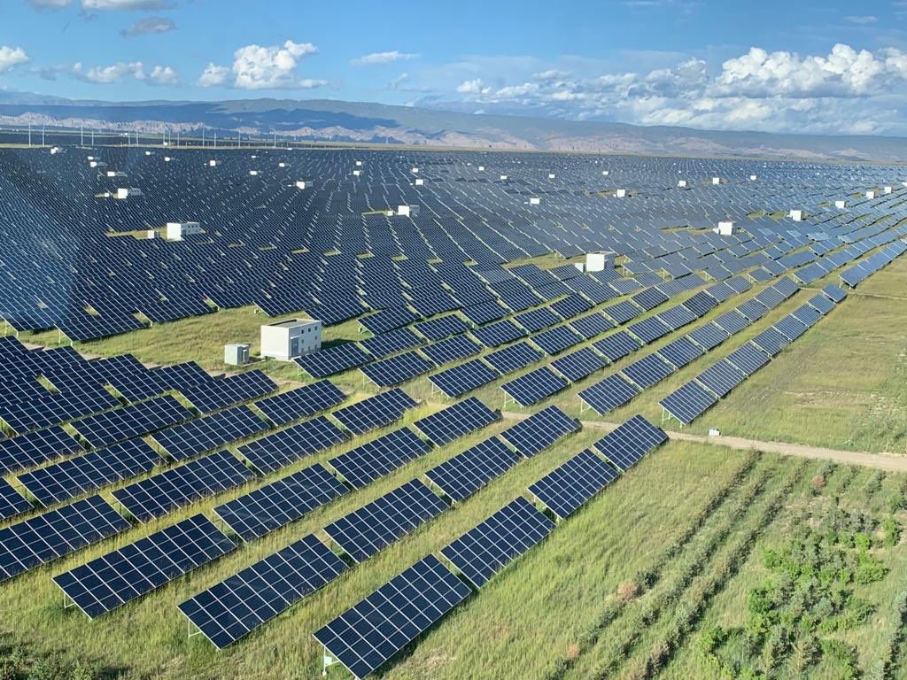 bsantono's tweet photo. What an amazing sight! Inside the world’s largest #solarpanels farm in Qinghai province. The farm can supply stable power through joint operations with nearby #hydropower station. Had interesting discussions with senior renewable energy experts on #technology #innovation. @ADB_HQ https://t.co/D7S9tv4Bvy