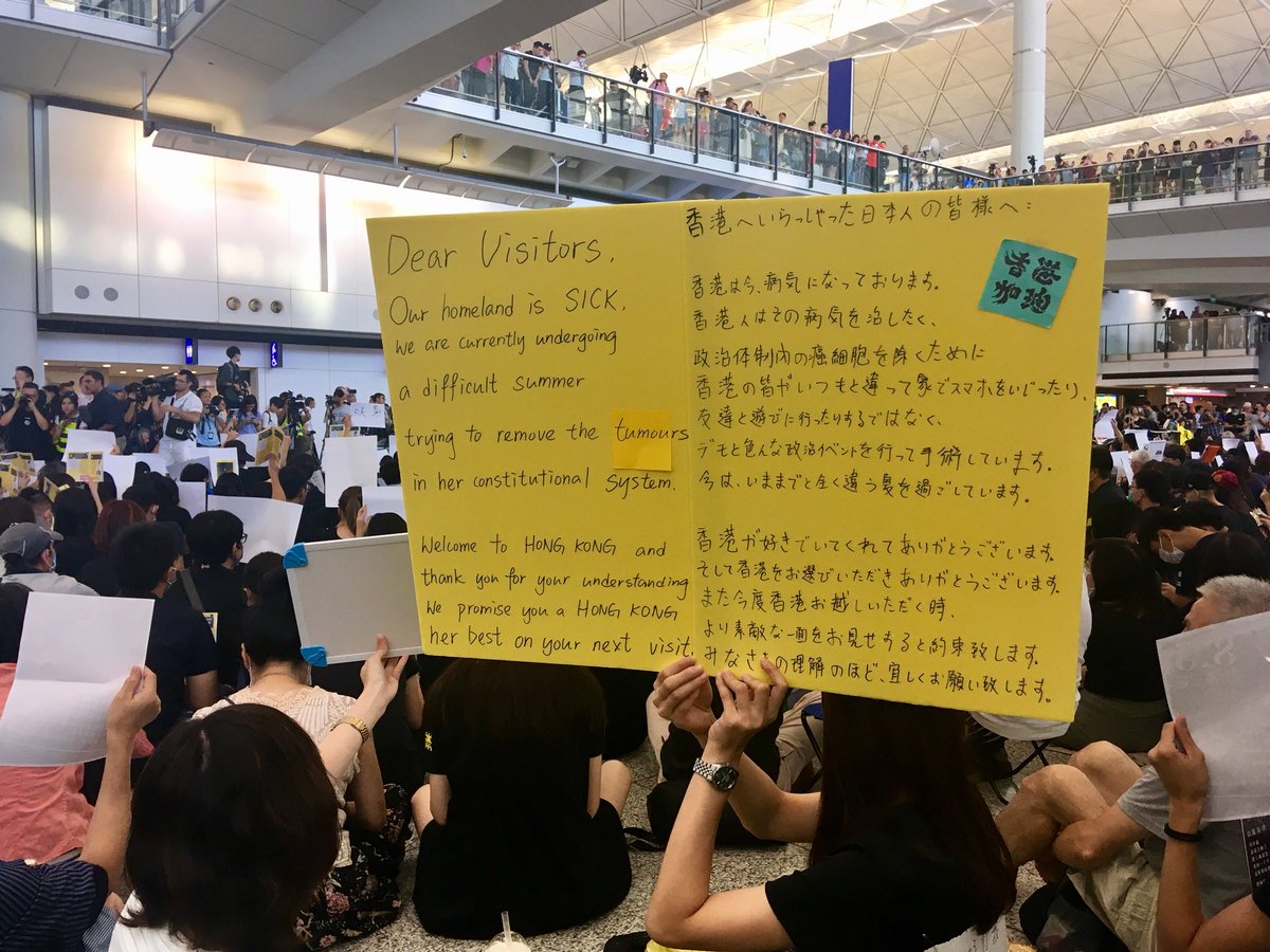 Aéroport de #HongKong 
Fière et impressionnée d’etre accueille par une telle mobilisation pour la Démocratie !
Sitting et non-violence 👌
#StandWithHK #Democracy