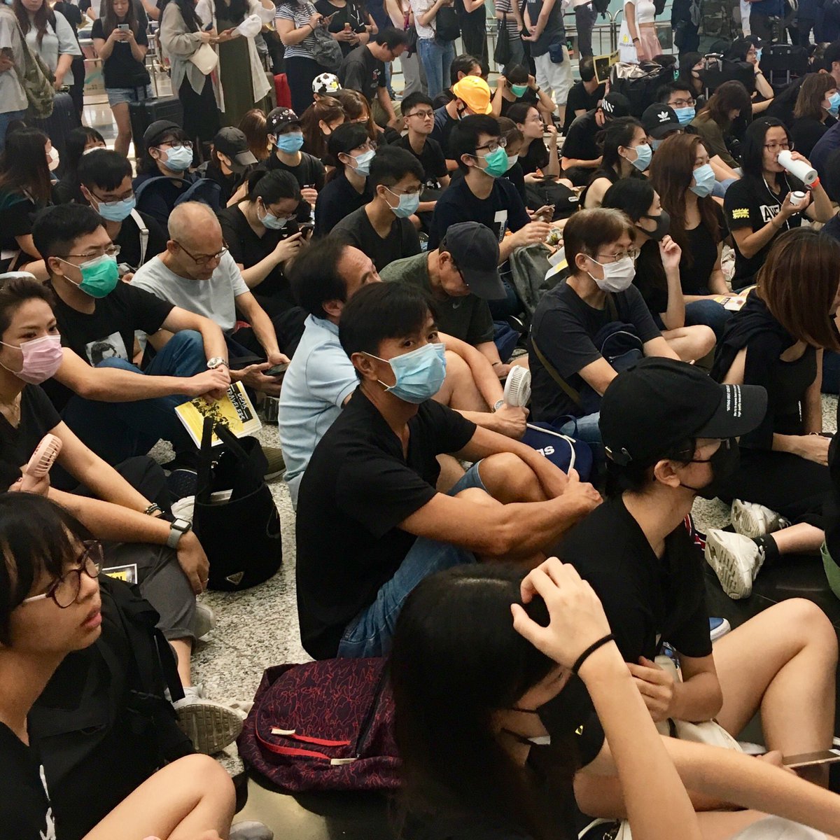 ClaraBdh's tweet photo. Aéroport de #HongKong 
Fière et impressionnée d’etre accueille par une telle mobilisation pour la Démocratie !
Sitting et non-violence 👌
#StandWithHK #Democracy https://t.co/5PSbAbcT1v