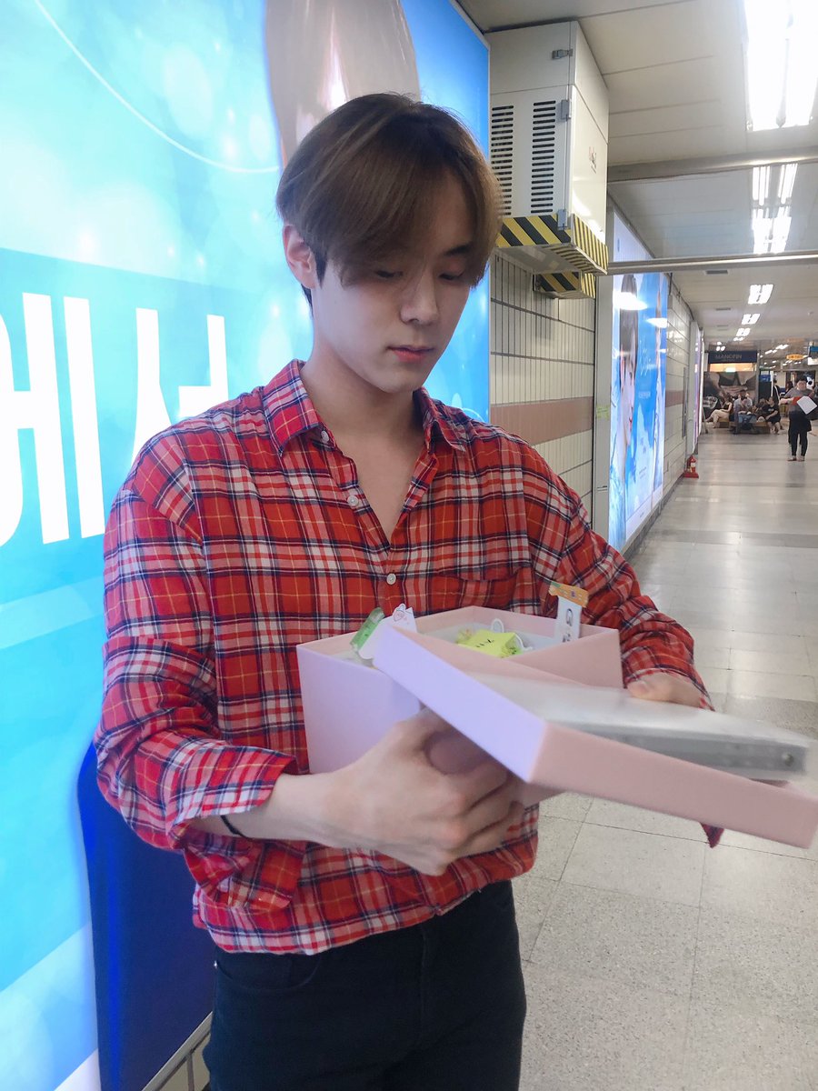 GlobalSeobin's tweet photo. Yoon Seobin is seen today in one of his subway ad, were he collect all the notes and letters fan made for him. Seobin is still breathing! Thank God! https://t.co/4hAYH5w0wB