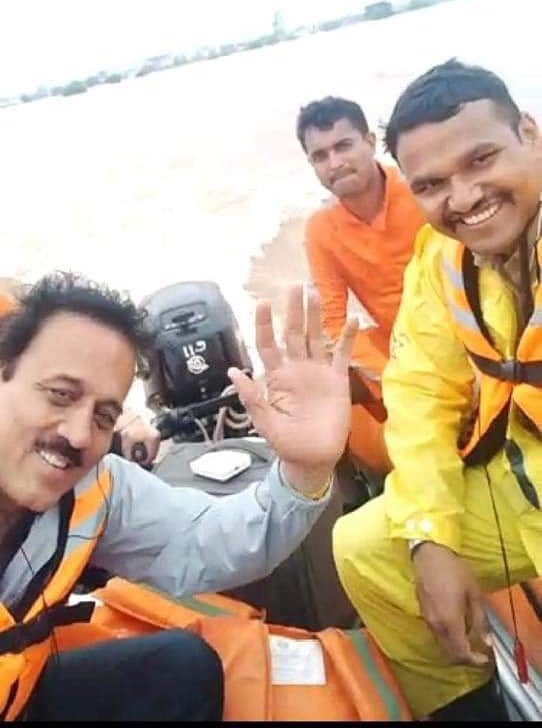 shishupal_kadam's tweet photo. It's Just reality of Maharashtra...Life &amp; Politics!
#PictureOfTheDay #Kolhapurfloods #FloodSangli https://t.co/5Hlny1LS3R