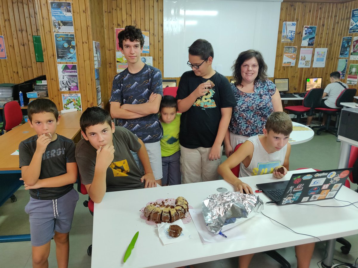 jmsafe's tweet photo. guadatech: RT guada_sorbas: Lourdes, nuestra usuaria más enrrolla   ha hecho una deliciosa tarta de chocolate a los chavales del #Guadalinfo de #Sorbas .

#VeranoVivo y delicioso en la RedGuadalinfo https://t.co/4OWvNtvQ8Y