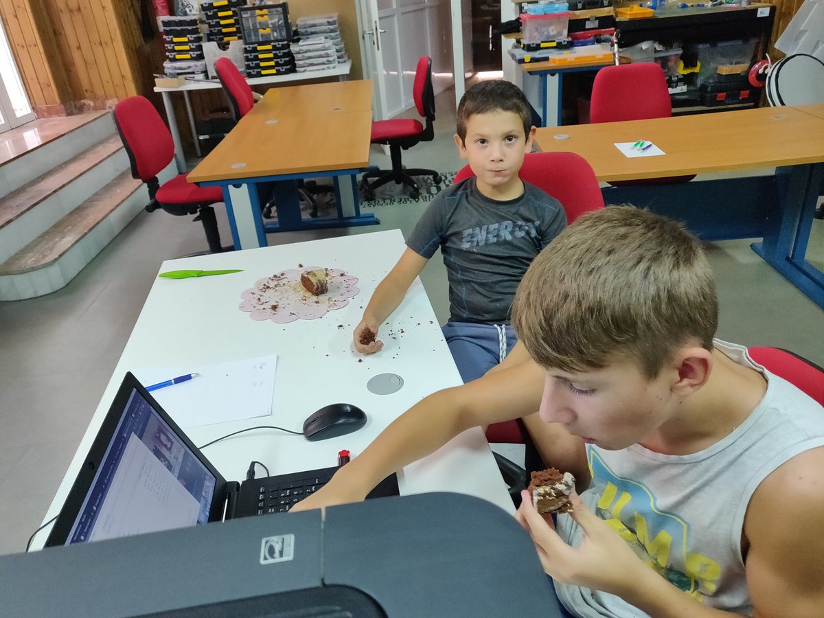 jmsafe's tweet photo. guadatech: RT guada_sorbas: Lourdes, nuestra usuaria más enrrolla   ha hecho una deliciosa tarta de chocolate a los chavales del #Guadalinfo de #Sorbas .

#VeranoVivo y delicioso en la RedGuadalinfo https://t.co/4OWvNtvQ8Y