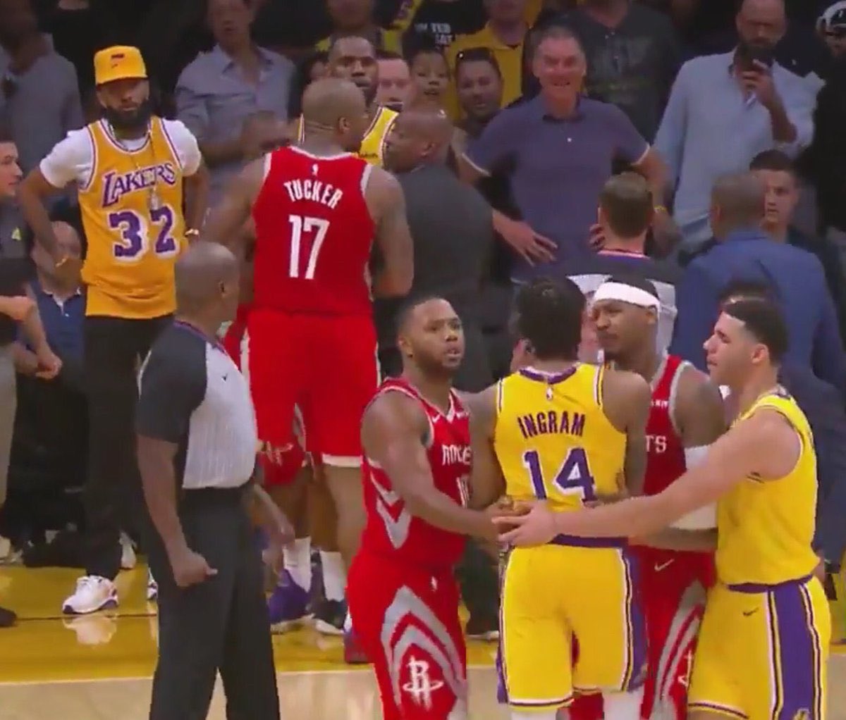 Eunique_ny's tweet photo. โ Courtside going viral when them punches thrown โ #PortOfMiami2 https://t.co/Mm3xNsTRfh