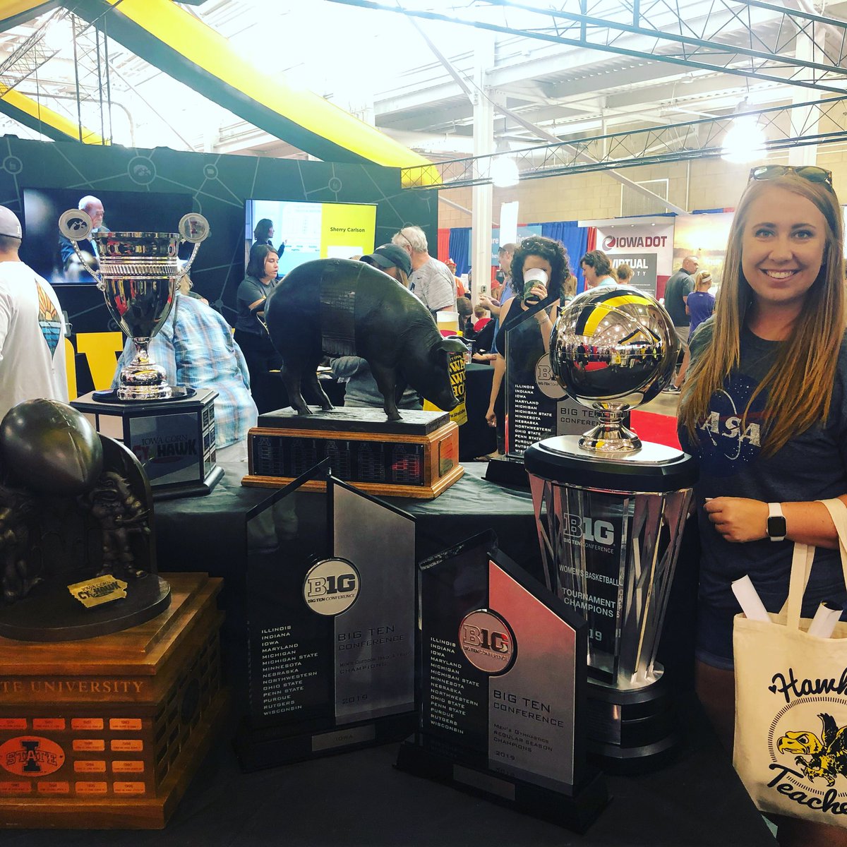 kelsey_rankin3's tweet photo. Great day for the fair! Got my #HawkeyeTeachers bag from @UIowaEducation...now I just need one of the T-shirts to match! #HawkeyeStateFair #ISF2019 https://t.co/tiSIEUVhwu