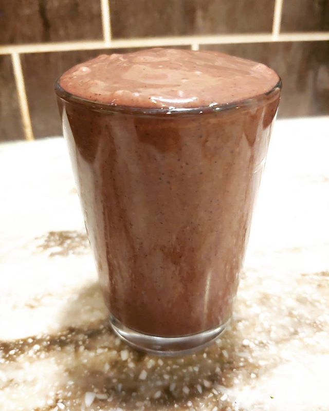 Pepperfull9's tweet photo. Creamy Blueberry Spinach Smoothie
.
.
1 cup frozen blueberries
2 cups raw spinach
1/2 avocado 
1/2 can full fat coconut milk
1 cup water
2 tbsp MCT oil
1 scoop chocolate keto collagen protein powder (optional)
.
.
Blend all ingredients in high powered blender, and feel nouri… https://t.co/CKj3rgvLm2