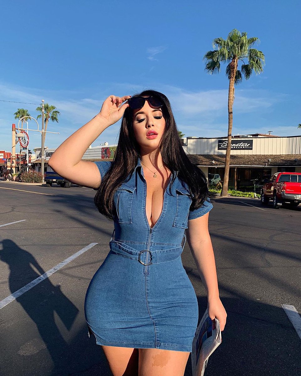 Dragon15404337's tweet photo. Luyah 😍 cleavage💕🔥💕
#jeans those big curves😍🔥❤️
#InternationalCatDay 😺 #Gorgeous #Luyah ❤️ #preciosa #Summer2019 #summertime ☀️ #GorgeousSkin 💞 #Style #outfit #hermosa 📸😍 https://t.co/3VoW48SbeH