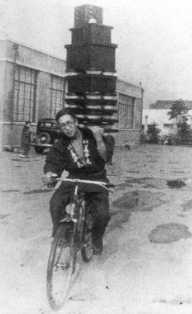 戦前 昭和50年代くらいまであった蕎麦屋の出前技術を改めて見ると 中国雑技団 レベルですごい ドリフとかでもよく見たなぁ Togetter