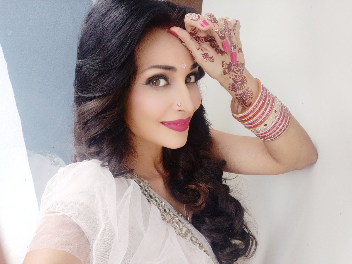 Flora_Saini's tweet photo. This weather got me like! 😍
#dupurthakurpo #phultoss #phulwa @hoichoitv #hoichoi #hoichoioriginals .
Saree by @KalighataIndia
.
#bridal #saree #nosepinlove #chudda #mehendi #redlips #redlipstick #rufflesaree #bling #desidil #bedesi #blush #bride https://t.co/rKcfytRCnD