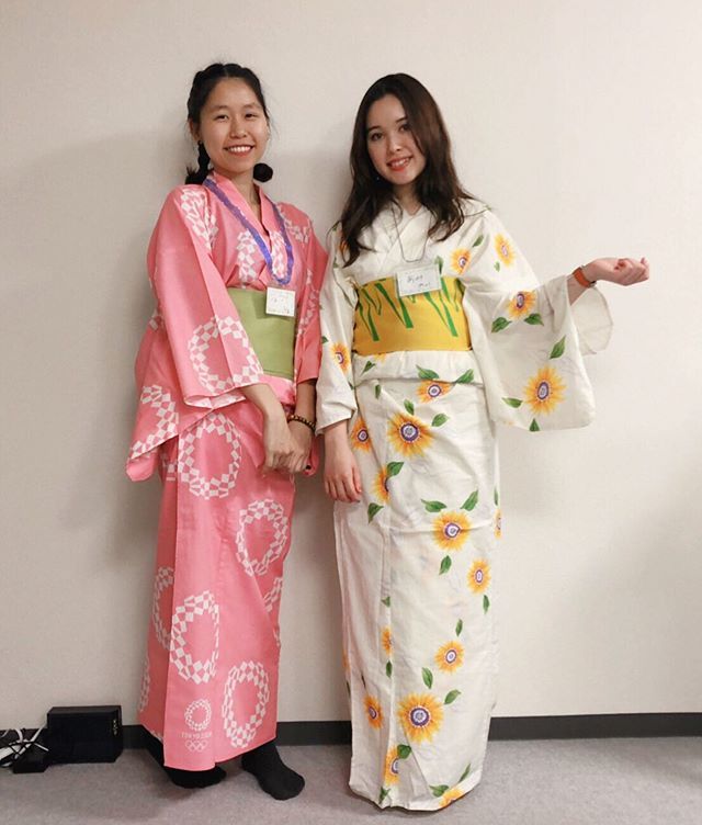 AmiY0324's tweet photo. 👘.
Yukata.
.
The yukata is a casual version of the kimono(Japanese traditional wear).
In summer, a summer festival is held often. Many people wears the yukata at the festival. I like to see people wearing it. There is many kind of design. It’s beauti… https://t.co/INsXqLy10Q https://t.co/ueq7eSwlHv