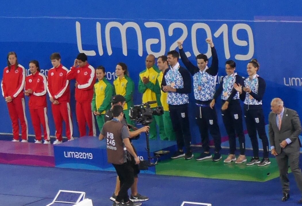 #Natación 🏊‍♀️ | @Lima2019Juegos
El equipo de relevos mixto es  🥉. El santafesino <a href="/Saantigrassi/">Santi Grassi</a>, junto a 
Berrino, <a href="/JuliSebastian3/">Juli ∞</a> y <a href="/FedeGrabich/">Fede Grabich</a> finalizaron terceros en la prueba 4x100 Medley con un tiempo de 3:50:53.