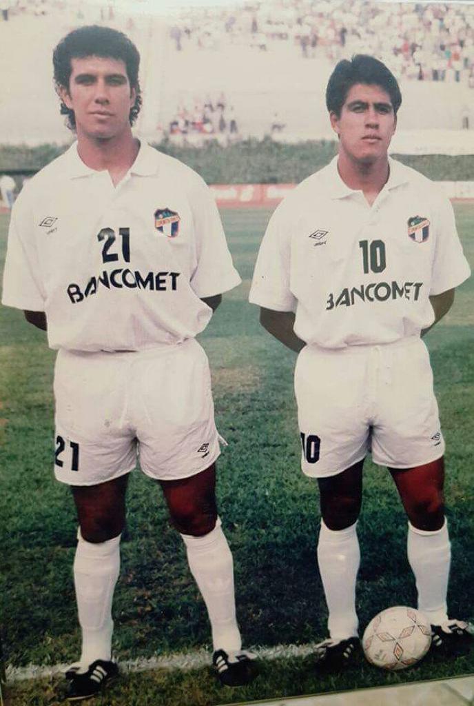Lindo recuerdo.. Por compartir muchos años de carrera con mi hermano Julio..
Pero tambien por a ser  parte de la historia  de un gran club como comunicaciones y del fútbol de Guatemala!!
Gracias Dios...
