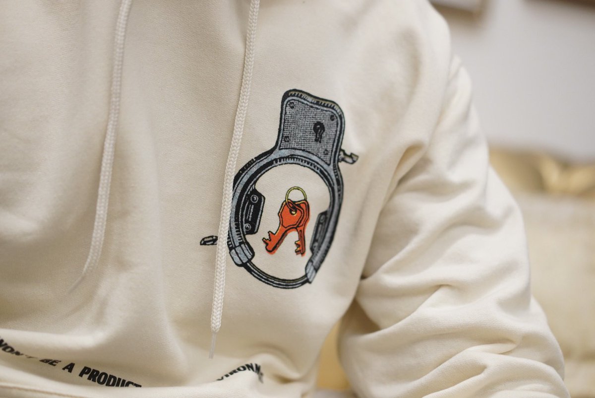 MeekMill's tweet photo. Tweet using #FreeMeek and follow @DreamChasers to win one of the #FreeMeek capsule collection hoodies that drop tomorrow 💪🏾 https://t.co/meKk1xJqT8