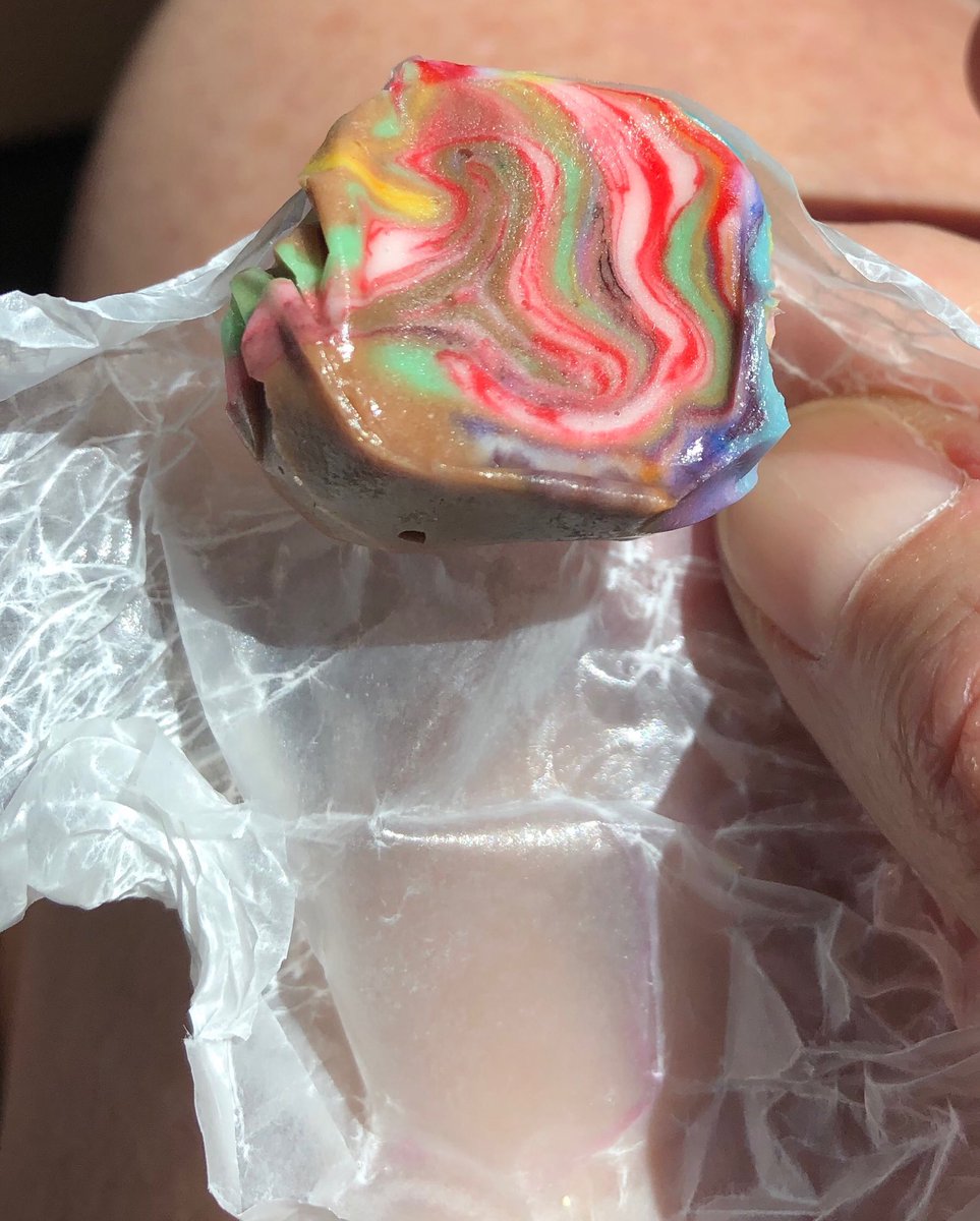 ellen_press's tweet image. This is the most beautiful taffy design I’ve ever seen. Psychedelic baby! #funcandy #candy