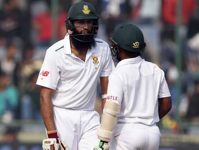 TembaBavuma's tweet photo. A living legend! Thank you for everything Hash ๐๐ผ๐ #mightyhash #legend #goat #izinjazegame #ntshebe https://t.co/oeSNVswBNg