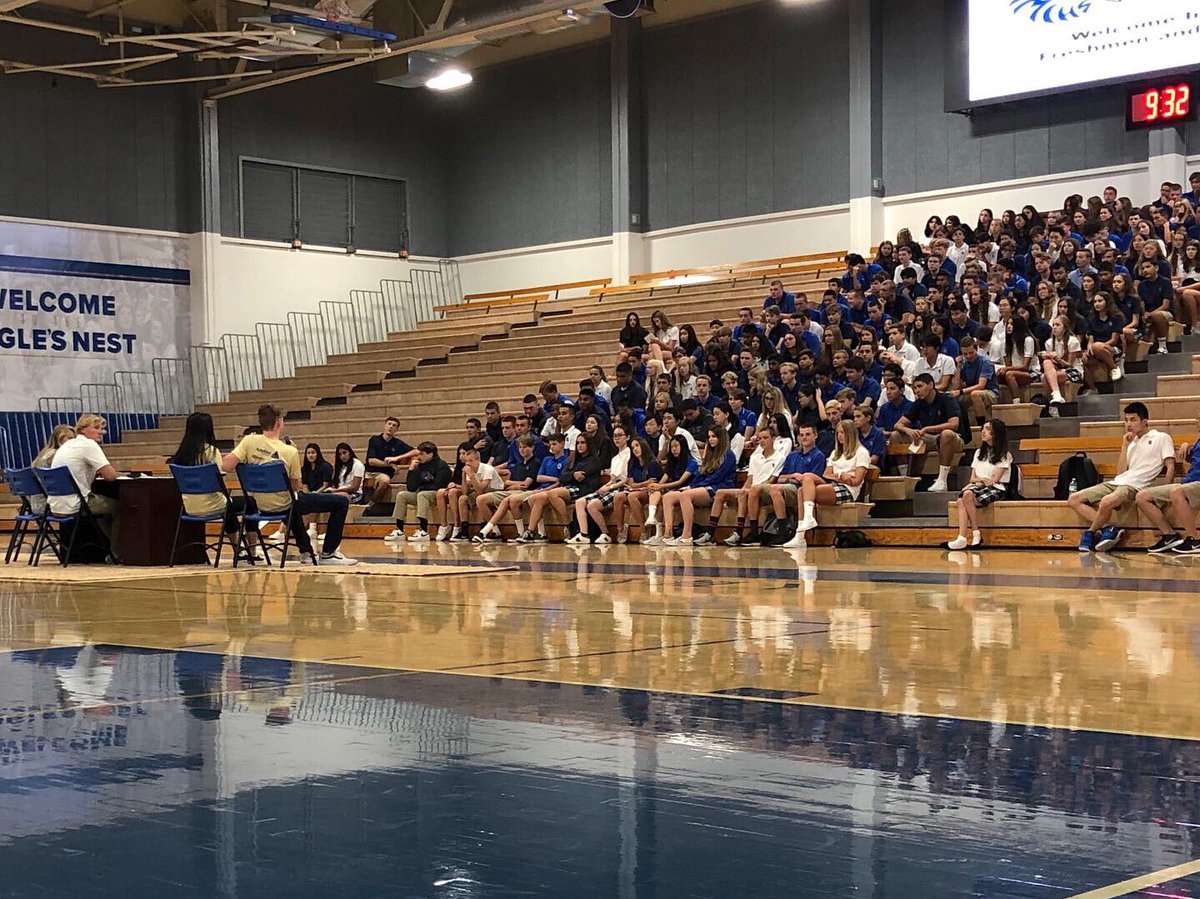 SMblyRequired's tweet photo. Had a great time welcoming all freshmen and transfer students today at SOARientation with our team and robot! 🦅💛💙 #WelcometotheNest #Classof2023 #GoEagles #WeareSM #team5805 https://t.co/fAoDPhCzbC