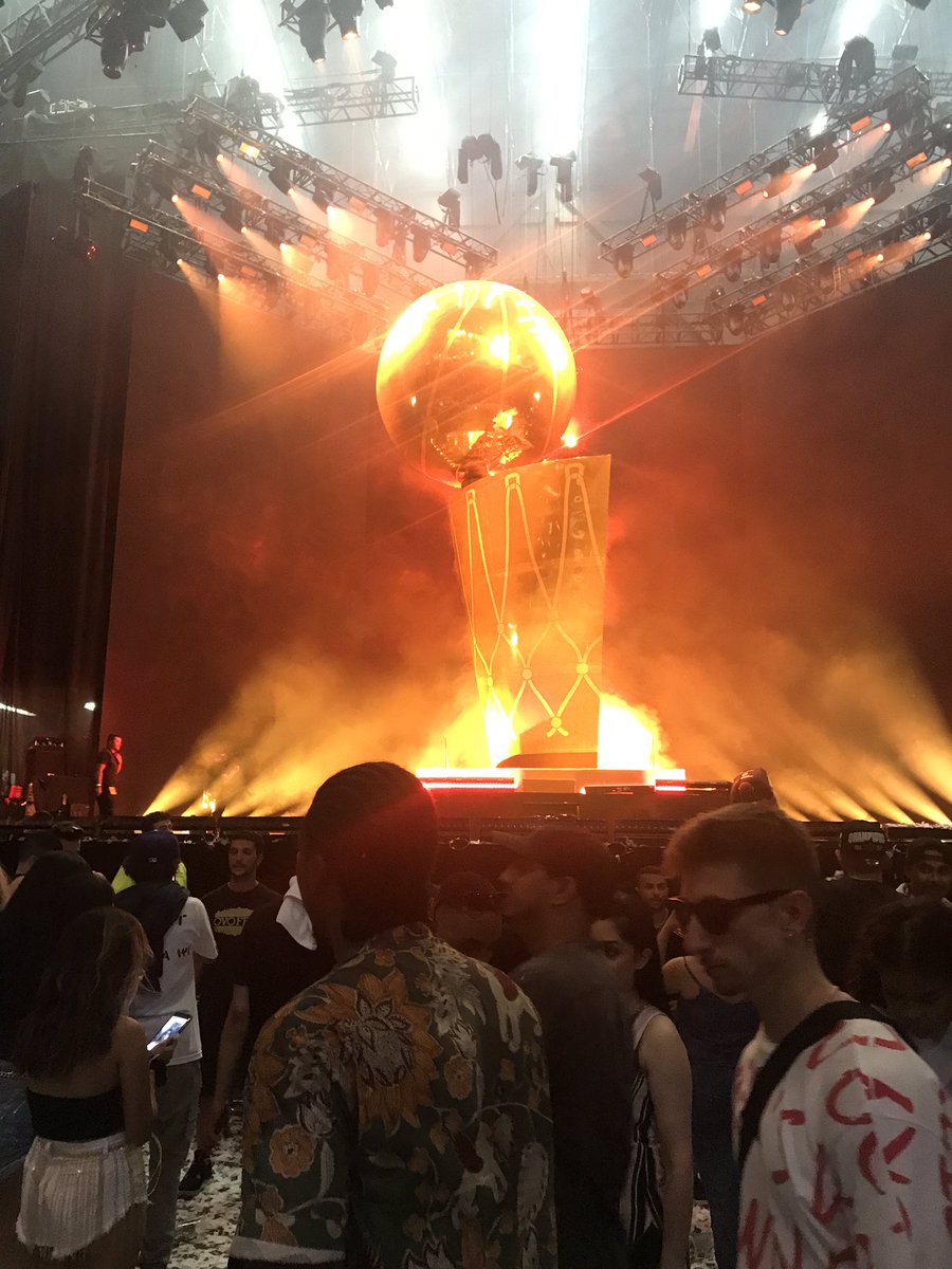 fuckdemmkids's tweet photo. Look at this though #glowup #ovofest2019 https://t.co/Vw6WqhjbbE