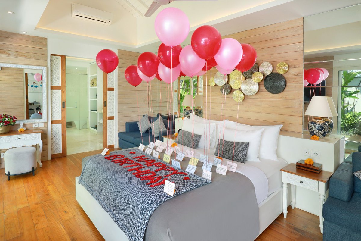 Celebrate your beloved one birthday with romantic surprise on bed with helium balloon at Aleva Villa.
#privatepoolvilla #romanticvilla #romanticsurprise #romanticvibes #honeymoonvibes #bali #indonesia #honeymoonavenue #visitindonesia #luxuryvilla #summervibes
