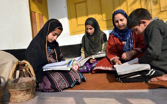 KumarSuvrath's tweet image. Pic 1 : How (F)iberals want to see Kashmiri youth 

Pic 2 : How Nationalists want to see Kashmiri youth. 

#ModiNationalAddress 
#KashmirWithModi