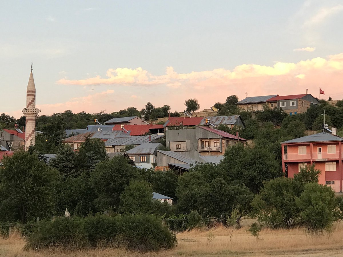 asumanozer06's tweet photo. 20yıl sonra gelişimiz Mustafa abimizin kaybı nedeniyle acıyla oldu.
Ayrılışımız ise hüzünle.. İnsanın bana ait dediği topraklarda olması çok farklı bir duygu.. #Erzincan #Kemaliye #Boylu #Hinge https://t.co/mGIblaixJX