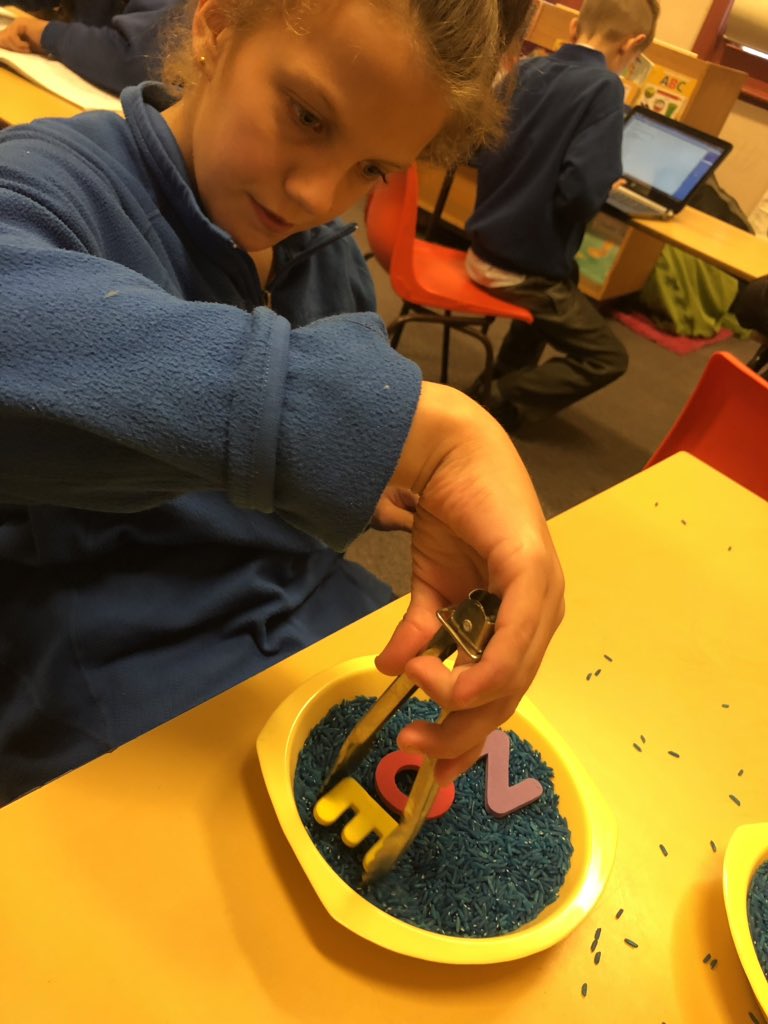 Miss_SGomez's tweet photo. Tongs are a FANTASTIC tool to assist the development of fine motor skills. It strengthens hand muscles, helps develop the arches in hands, stabilises ulnar fingers and helps to develop skills in controlling radial fingers. #wordwork #Daily5 #acuedu_p https://t.co/RlHLOyP66f