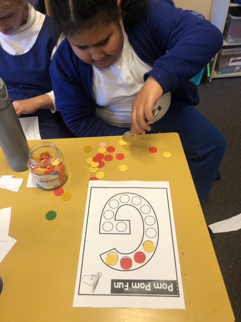 Miss_SGomez's tweet photo. Tongs are a FANTASTIC tool to assist the development of fine motor skills. It strengthens hand muscles, helps develop the arches in hands, stabilises ulnar fingers and helps to develop skills in controlling radial fingers. #wordwork #Daily5 #acuedu_p https://t.co/RlHLOyP66f