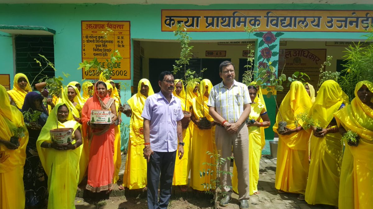 UpsrlmH's tweet photo. UPSRLM HAMIRPUR ke SUMERPUR BLOCK ki SHG ki mahilao ko CDO SIR OR DDO SIR dwara PAUDH VITRAN kiya gaya tatha VRAKSHAROPAN karwaya gaya. https://t.co/mO3kA2EzFj