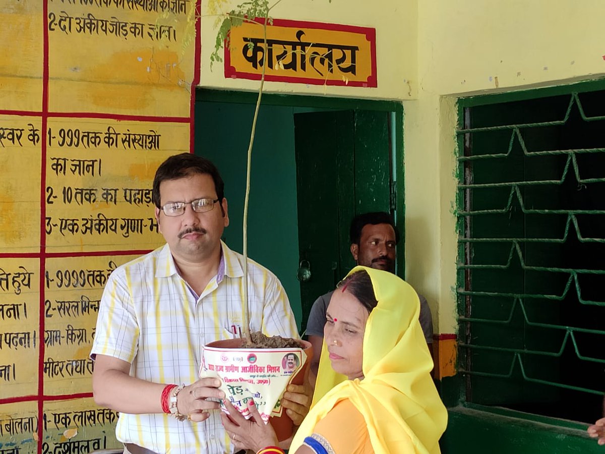 UpsrlmH's tweet photo. UPSRLM HAMIRPUR ke SUMERPUR BLOCK ki SHG ki mahilao ko CDO SIR OR DDO SIR dwara PAUDH VITRAN kiya gaya tatha VRAKSHAROPAN karwaya gaya. https://t.co/mO3kA2EzFj