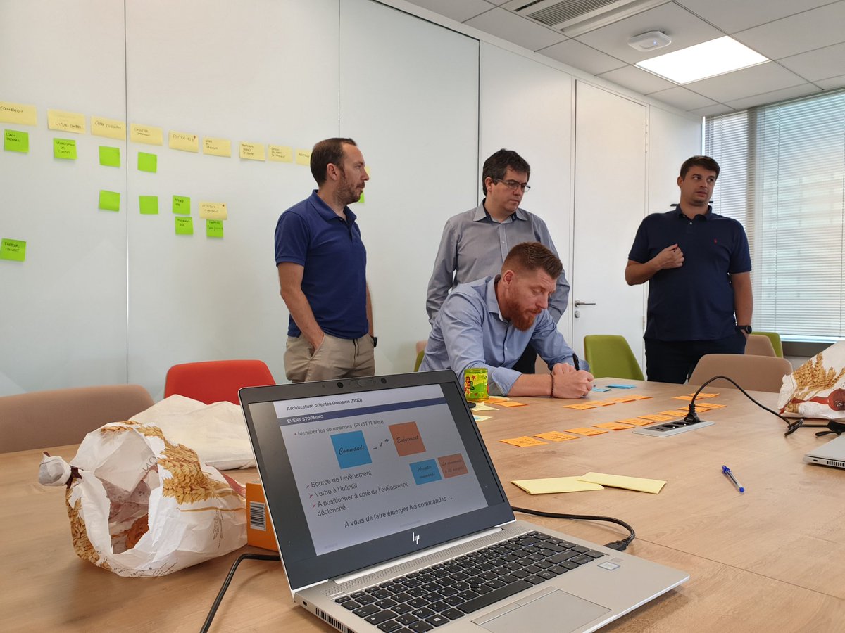 EaGuerch's tweet image. Travaux d&apos;été pour l&apos; #AXAAgileCenter avec la création de nouveaux modules de formations. Merci @lnyffels de nous former à l&apos; #EventStorming et de co-construire avec nous 🤼‍♂️🤼‍♀️ #EngineeringSchool #ProductSchool