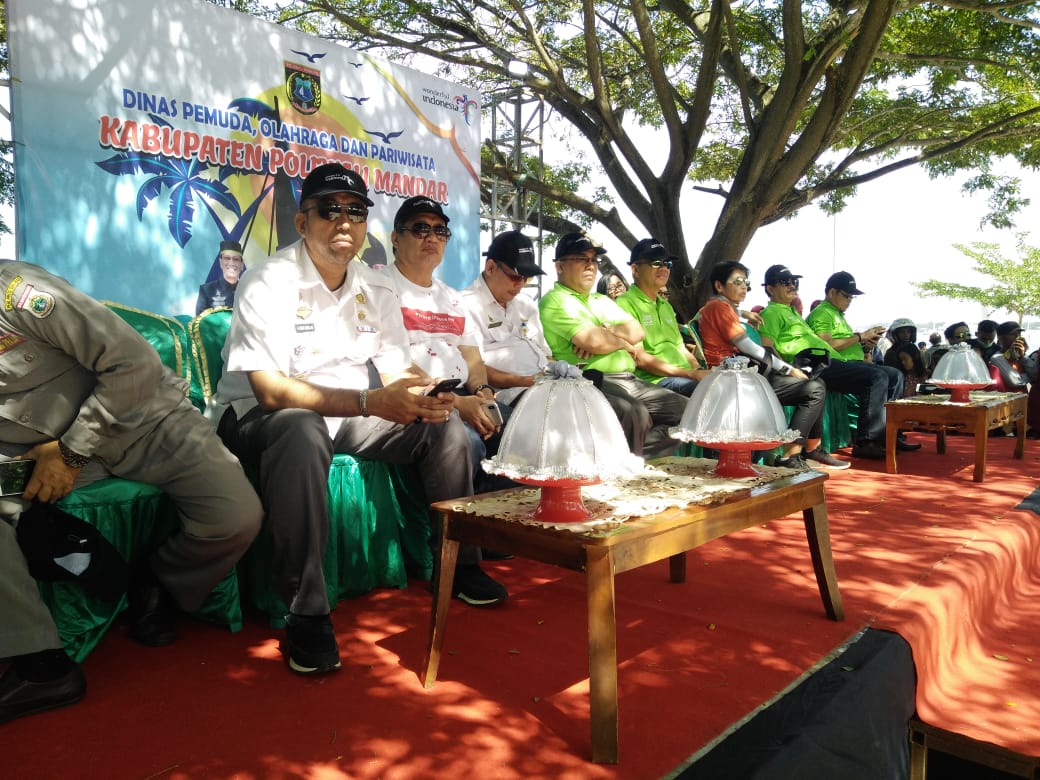 theRael's tweet photo. Deputi Bidang Pengembangan Pemasaran I Kemenpar Rizki Handayani mengatakan, jarak tempuh yang harus diselesaikan peserta memang cukup jauh, sehingga lomba digelar secara marathon. #FestivalSandeqRace20l9 https://t.co/tNf5lxUeqP