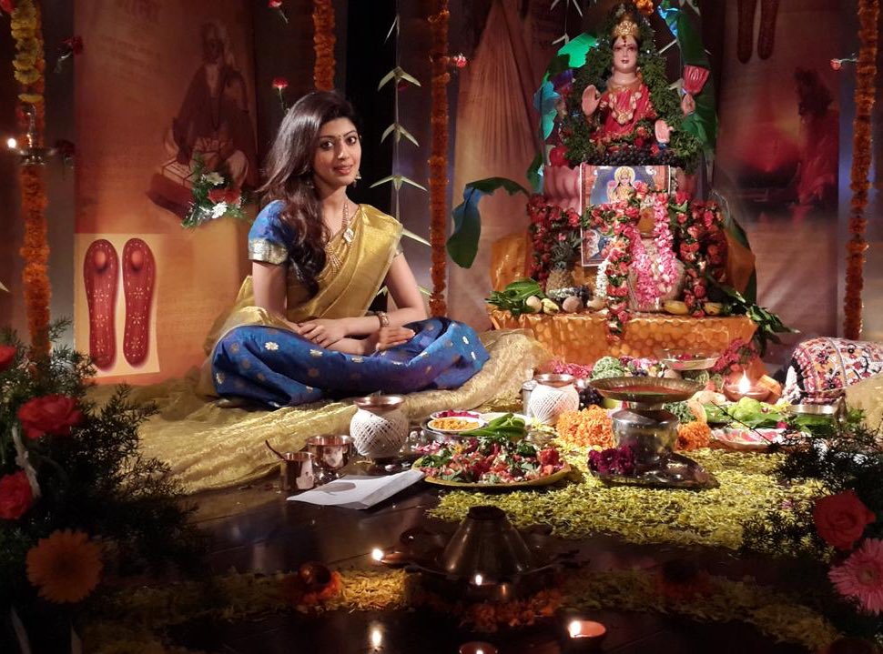 Kollysodaa's tweet photo. Traditional Beauty #VaraMahalakshmi #Pranitha Madam Celebrating #VaralakshmiVratham At Her Home Today π
#Pranita #Praneetha
#PranithaSubash #PraneethaSubash https://t.co/UmUDJMXSKZ
